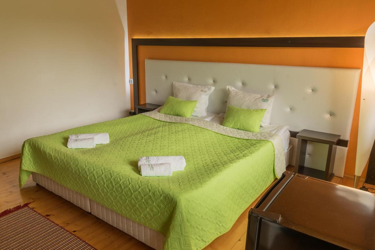 Hotel Paradise Place Kalofer Kültér fotó