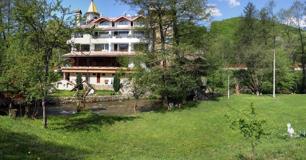 Hotel Paradise Place Kalofer Kültér fotó