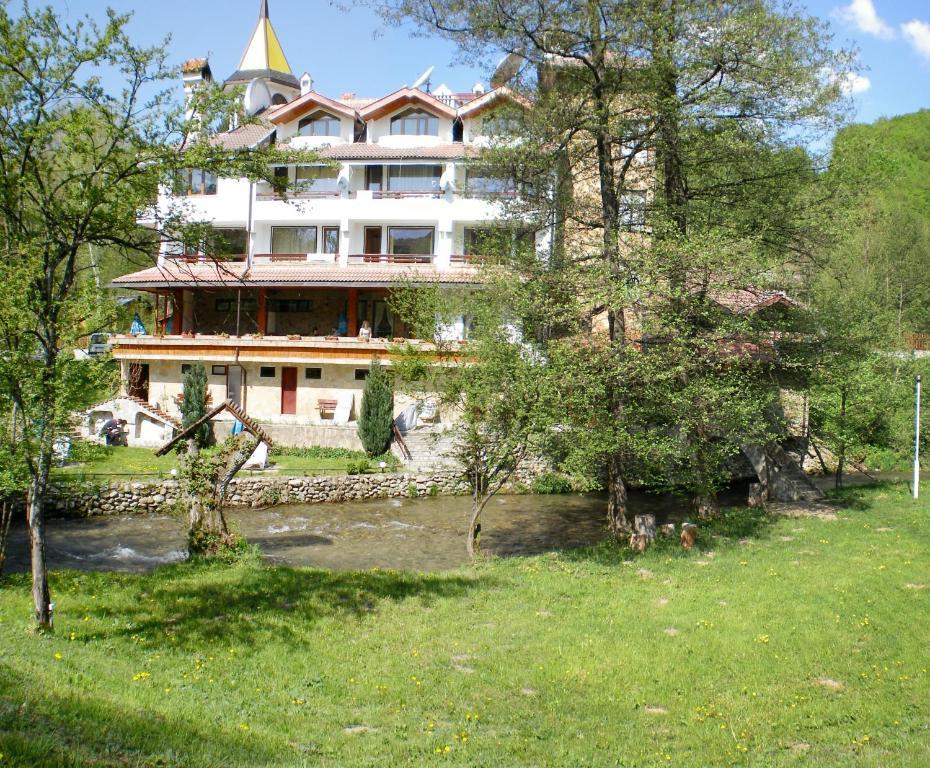 Hotel Paradise Place Kalofer Kültér fotó